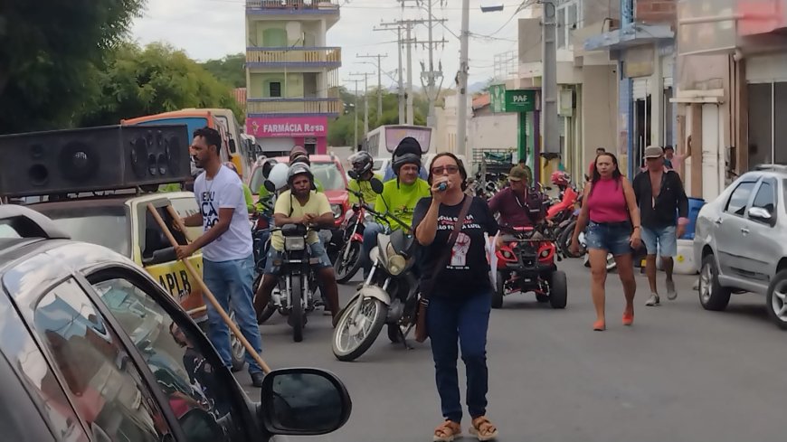 A APLB sindicato realizou ontem um buzinaço pela educação e democracia em Uauá