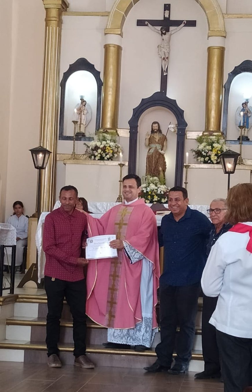 Presidente da Câmara Deusdete Ferreira, juntamente com vereador Carlinhos, entregam Título de Cidadão uauaense ao padre Josemar Mota
