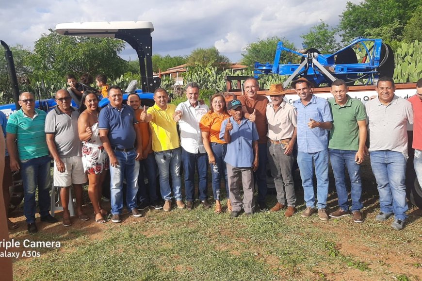 Lideranças do PCdoB entregam trator agrícola para a comunidade Queimadas dos Loiolas, em Uauá