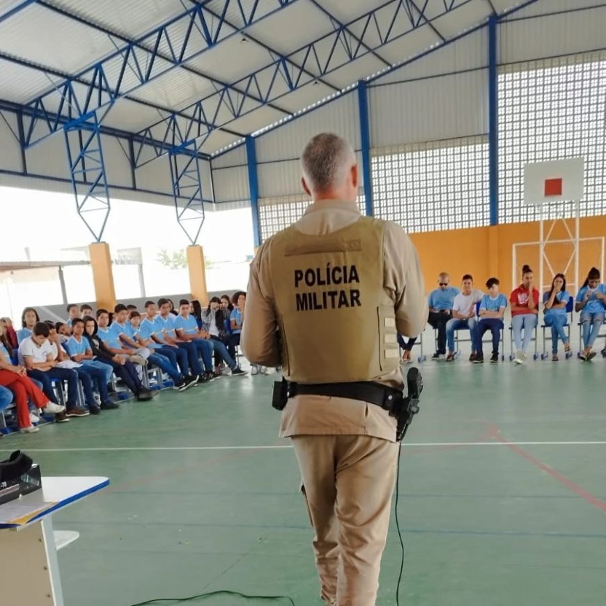 Polícia militar da Bahia, através da 45ª CIPM, ministra palestra no centro de educação integral de Uauá