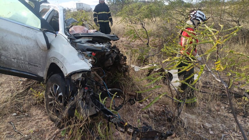 Duas pessoas morrem após batida entre picape e carreta na BR-407, em Jaguarari
